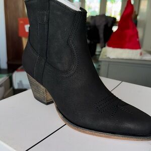 Dolce Vita Silma Leathert/Suede Booties 💕